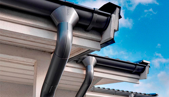 «Как правильно выбрать водосточную систему для скатной кровли: советы и рекомендации»