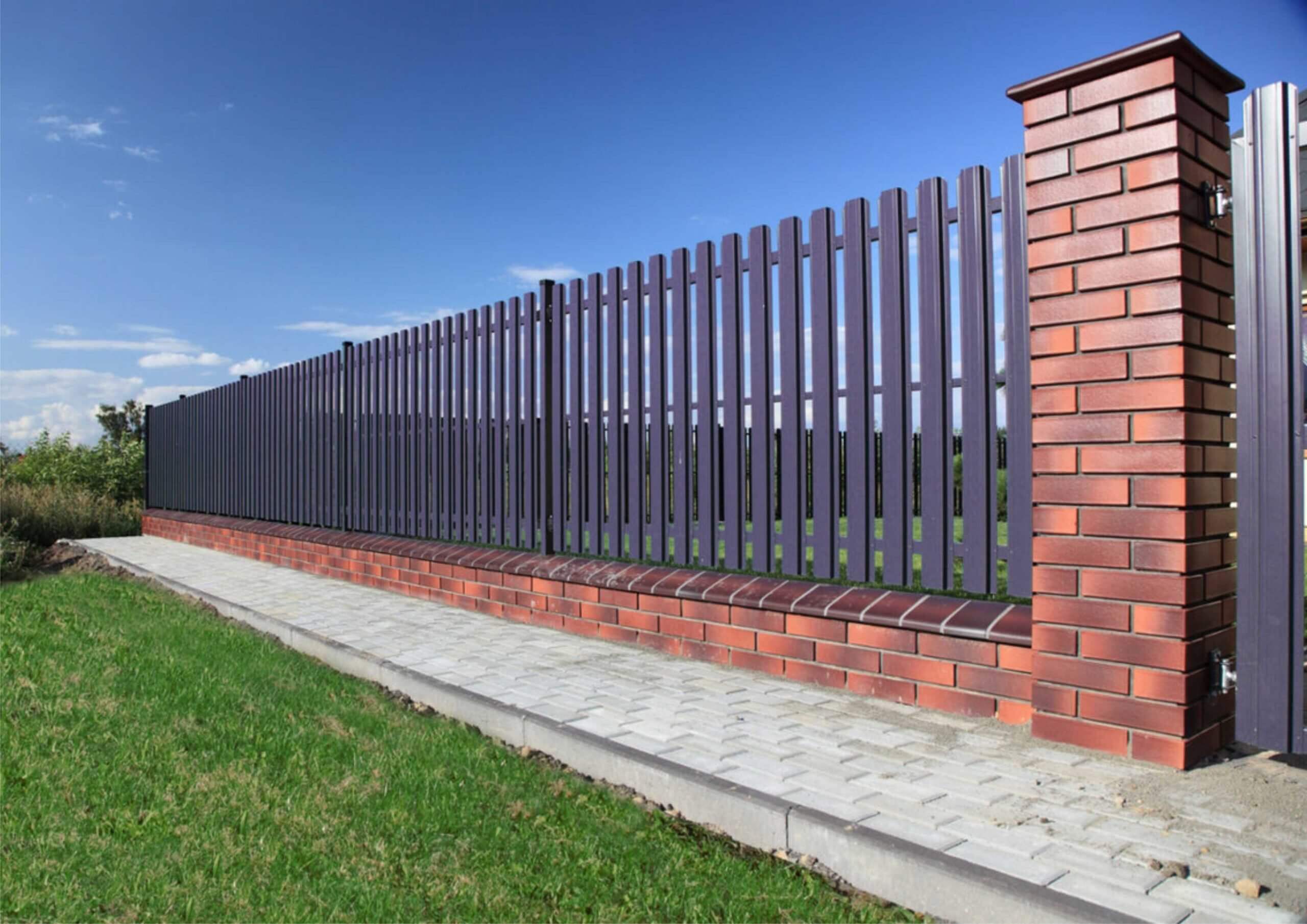 Забор лицевая сторона. Забор. Красивый забор. Ограждение из евроштакетника. Забор из металлического штакетника.